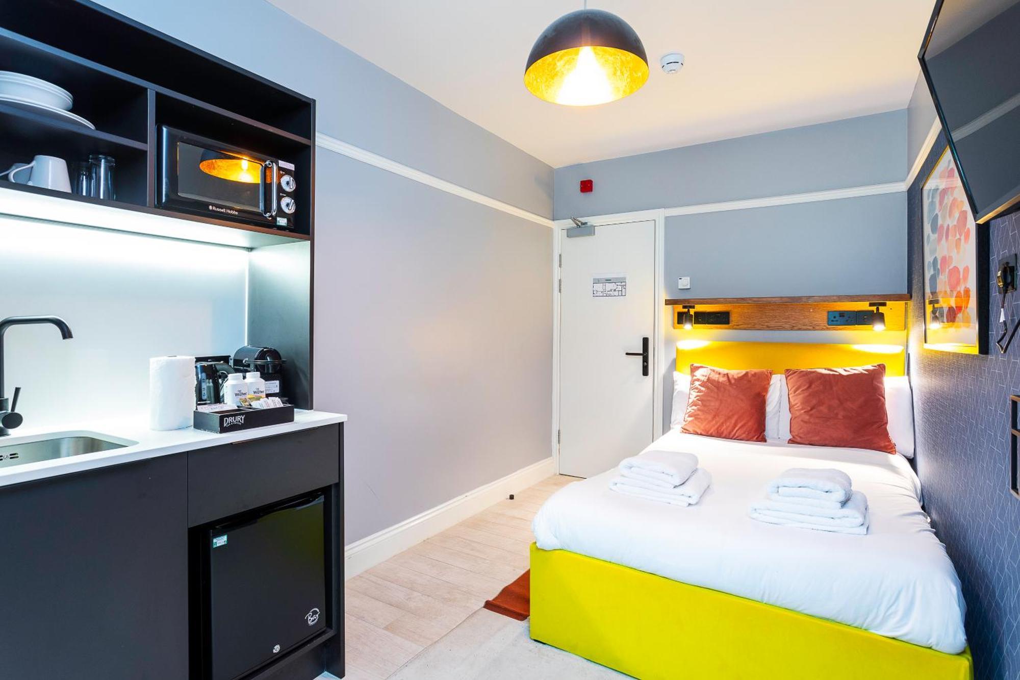 Bob W Earl's Court - Warwick Road 3*